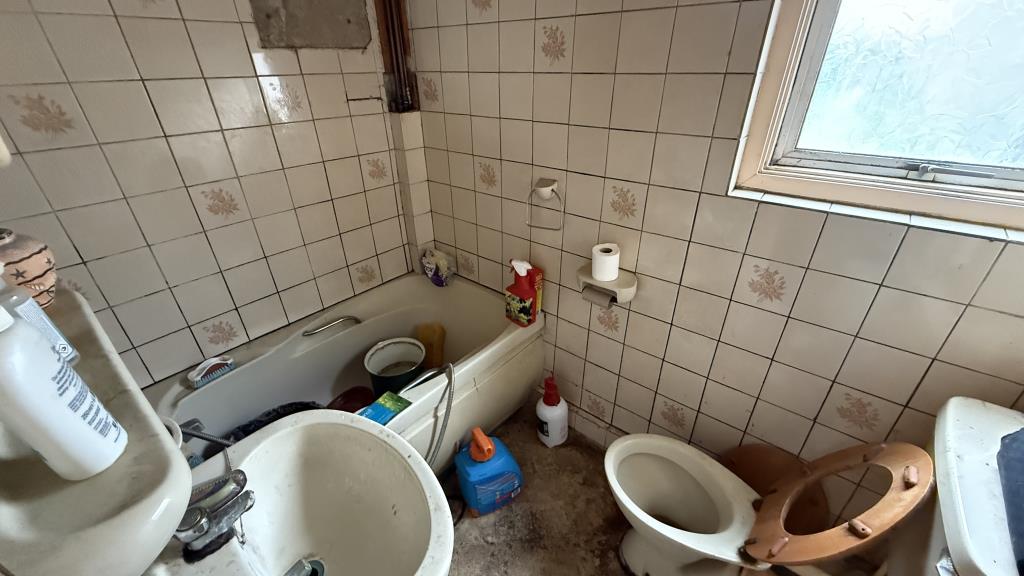 Lot: 56 - TERRACED HOUSE FOR REFURBISHMENT - Internal image of bathroom from kitchen
